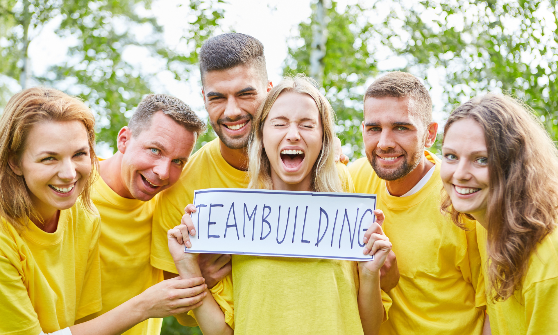 un groupe de collègues pendant un team building habillés en jaune